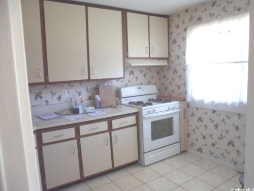4804 Wilshire Ln, Oakdale, NY 11769-1448