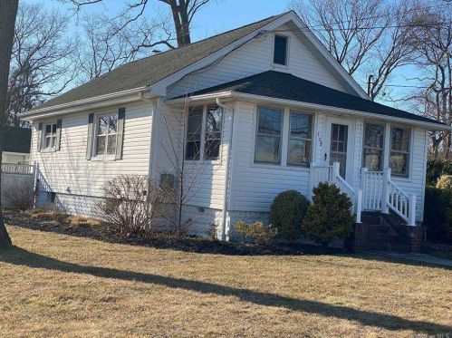 122 Hudson Ave, Lake Grove, NY 11755-3033