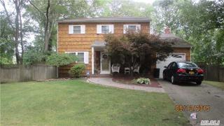 21 Concord Dr, Holtsville, NY 11742-1008