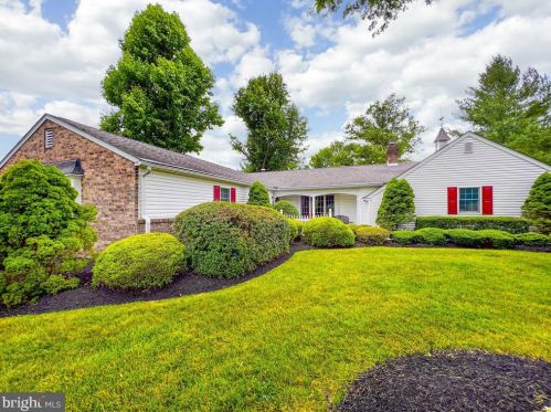 72 Carriage House Dr, Southampton, PA 18966-2225