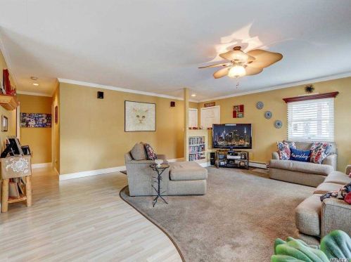 895 Grundy Ave, Holbrook, NY 11741-2614