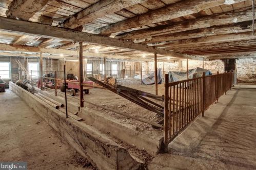 6411 Devonshire Hts Rd, Harrisburg PA 17111-4818 exterior