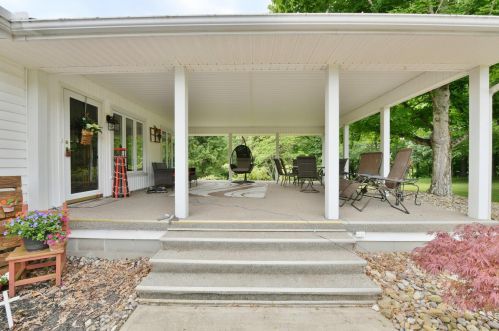 10250 Palmer Dr, Hopewell, OH 43746-9726