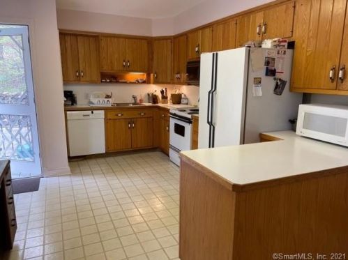 60 Campbell Dr, Stamford CT  06903-4032 exterior