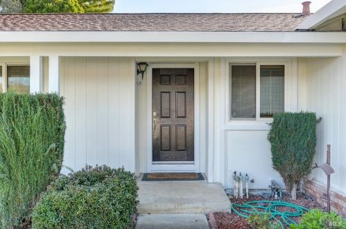 681 Seville Ln, Vacaville CA  95688-2044 exterior