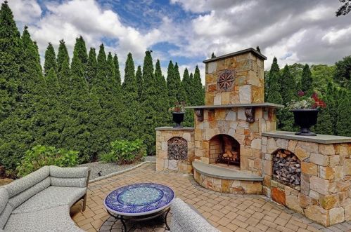 1 Morning Star Ct, Lincoln RI  02865-4586 exterior