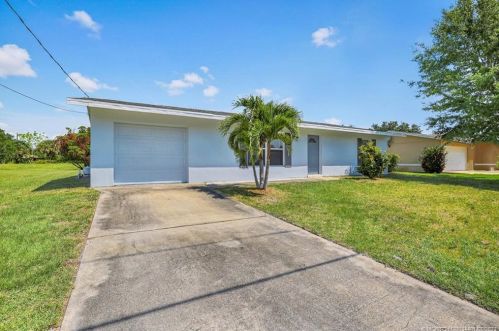 1637 Holiday Rd, Fort Pierce, FL 34952-5417