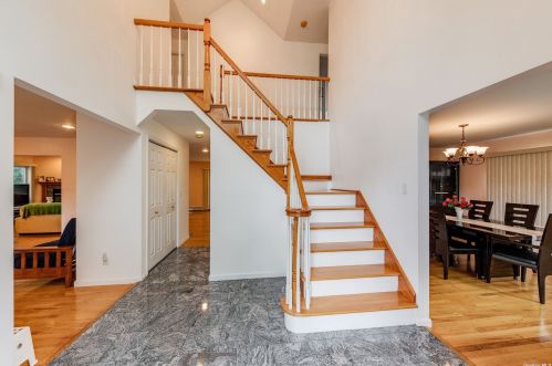 9 Cornell Dr, Great Neck, NY 11020-1101