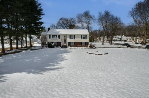 102 Meadow Ln, Poughkeepsie, NY 12603-3278