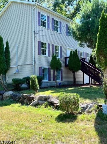 18 Berry Ln, West Milford NJ  07480-3632 exterior