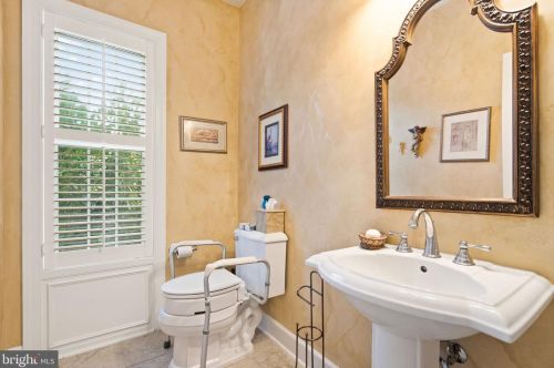 20906 Mcintosh Pl, Leesburg VA  20175-6372 exterior