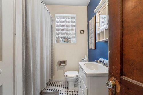 2115 Lloyd Ave, Pittsburgh PA  15218-1712 exterior