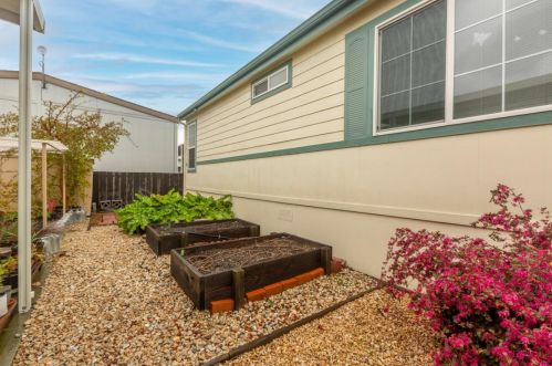 1220 Tasman Dr, Sunnyvale CA  94089-2499 exterior