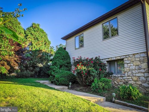 619 Davis Rd, Cheltenham PA  19012-1636 exterior