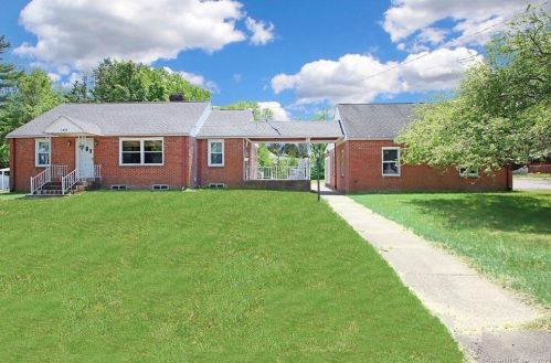 143 Grove St, Windsor Locks, CT 06096-1827
