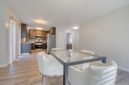 16 Olde Vlg Cir, Wallingford CT 06492-4821 exterior