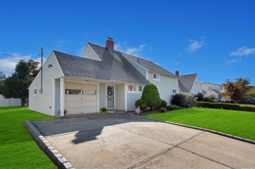 162 Spindle Rd, Hicksville, NY 11801-6244