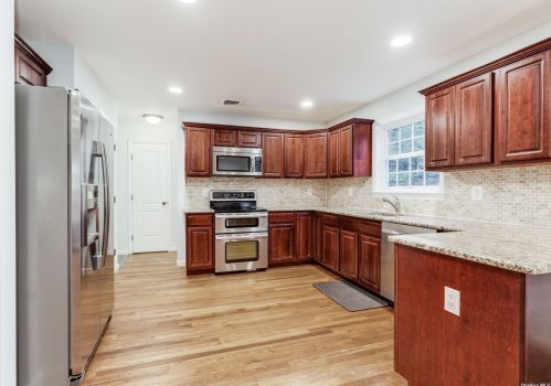 39 Harbor Rd, Scotts Beach, NY 11789-2000