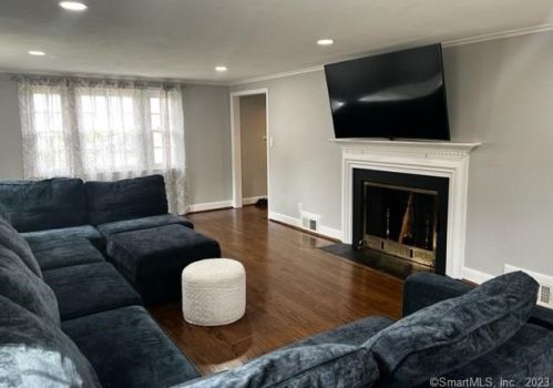 31 Oak Ridge Ln, Hartford CT  06107-3506 exterior