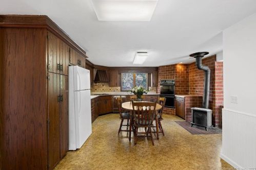 4 Pleasant Rise Cir, Brookfield Center CT  06804-2109 exterior