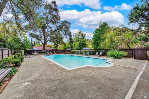 101 Fairoaks Dr, Vacaville CA  95688-5319 exterior