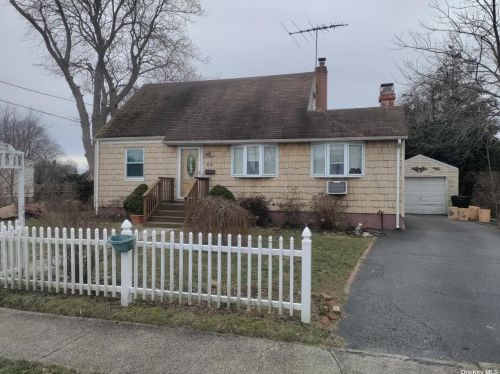 46 Alice Rd, West Islip, NY 11795-2904