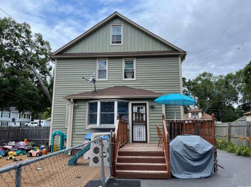 80 11 St, Huntington Station NY 11746-1729 exterior