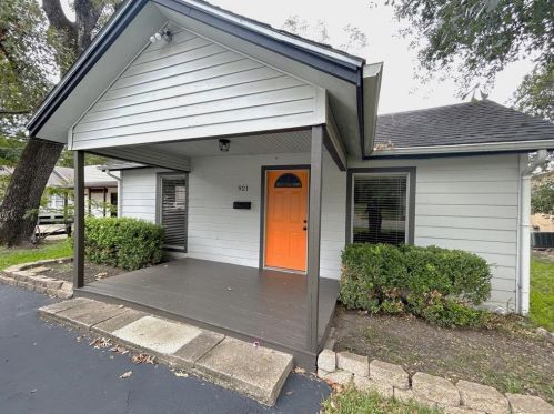 921 Lewis St, Conroe TX  77301-2217 exterior