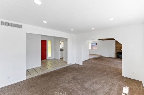 5832 Kings Canyon Rd, Fresno, CA 93727-5524