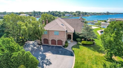 20 Dover Ct, Bayshore, NY 11706-8913