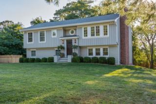 21 Raynor Dr, West Hampton, NY 11977-1516