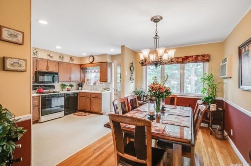 7 Parkview Cir, Bethpage NY  11714-2309 exterior