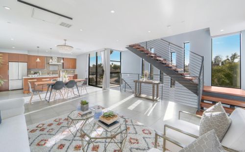 3941 Lamont St, San Diego, CA 92109-6132