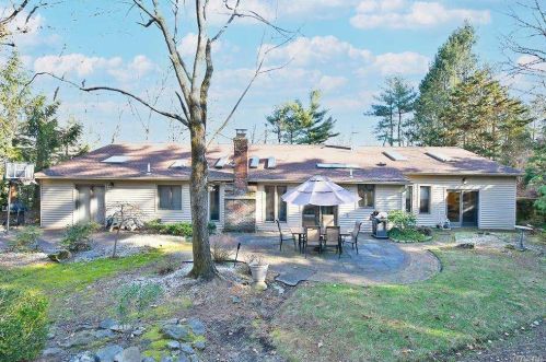 108 Stonehurst Ln, Huntington Station NY 11746-7930 exterior