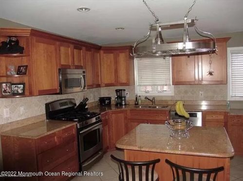 37 Lakeland Dr, Bricktown, NJ 08723-3329