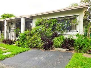 16902 119th Ct, Miami, FL 33177-2120
