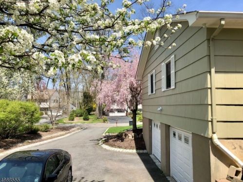 38 Cross Rd, Greystone Park, NJ 07950-3246
