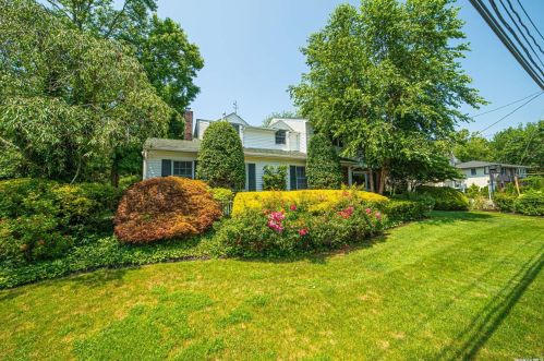 120 Lakeside Dr, Oakdale, NY 11769-2250