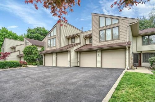 6 Windermere Brook Ln, Airmont, NY 10901-4165
