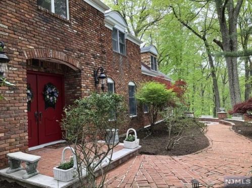 8 Wildwood Ct, Montvale, NJ 07645-1234