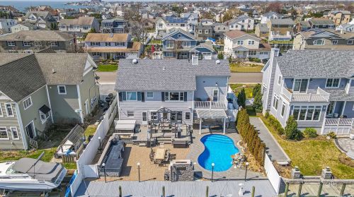 95 Midway St, Babylon NY  11702-4311 exterior