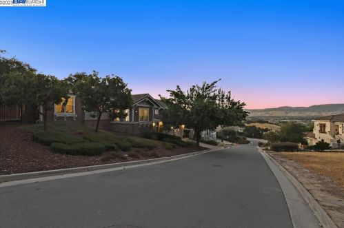 8765 Wild Iris Dr, Gilroy CA  95020-7935 exterior