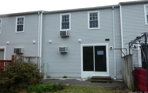 15 Lakeside Dr, Gales Ferry, CT 06339-1410