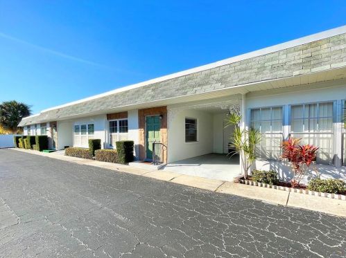 7857 38th Pl, Saint Petersburg, FL 33709-4227