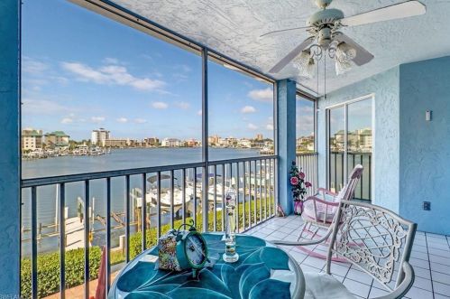 9103 Vanderbilt Dr, Naples FL 34108-2310 exterior