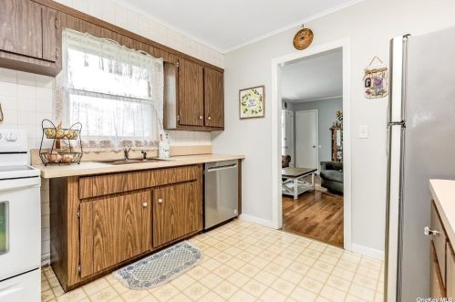 8 Carrington Dr, Elwood NY  11731-3005 exterior