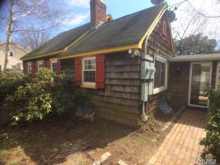 2 Chestnut St, Hicksville NY  11801-3220 exterior