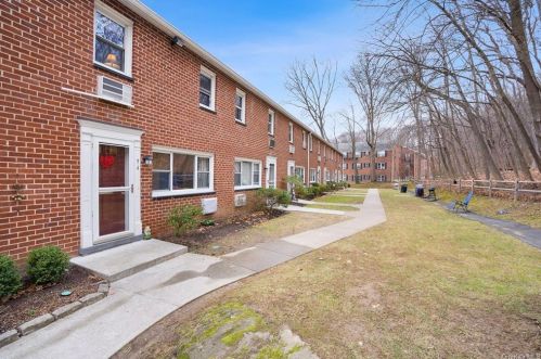 94 Charter Cir, Crotonville, NY 10562-6005