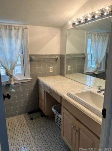 31 Oak Ridge Ln, Hartford CT  06107-3506 exterior