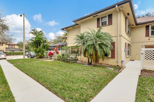 46 Essex Ct, West Palm Beach, FL 33411-7947